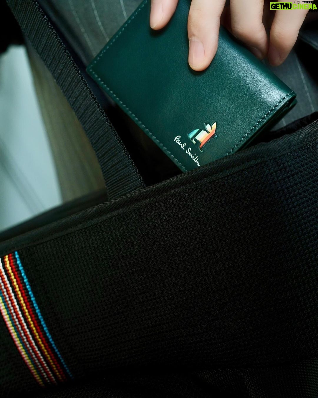 Dori Sakurada Instagram - Paul Smith 春の新⽣活に向けてぴったりのバッグ! ポール・スミスのシグネチャーストライプ トートバッグ🌈 ナイロンジャカードで軽量さと耐久性があり、フロントのシグネチャーストライプのウェビングテープとファスナーポケットが素敵なアクセントになっています✨ レザーや⾦具はブラックで統⼀されているので、カジュアルな⽇も、スーツのセットアップなどにも合いそうです! 開⼝部もファスナーが付いているので普段使いでも安⼼感があります✨ そしてそこにポール・スミスの幸運のシンボルでもある、ラビットモチーフをポイントにした3つ折り財布『マーケトリーストライプラビット』を組み合わせました! ソフトでしなやかなイタリアンレザーが使⽤されていて、シンプルなベースにラビットがワンポイントで⼊っていて可愛いです🐇 どちらも新⽣活に⼼強いおすすめのアイテムになっています✨ 収納が多めのバッグが⼤好きなので僕もこれからの季節、撮影も始まるのでこのトートバッグをデイリー使いします! @paulsmithjapan #PR #paulsmith #新生活 #paulsmithgifts
