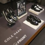 Dori Sakurada Instagram - COLE HAAN × FRAGMENT DESIGN アメリカを代表するパフォーマンス・ライフスタイル・ブランドである『コール ハーン』が藤原ヒロシ氏が主宰する『フラグメントデザイン』と再びコラボレーションをしました✨ 前回からは12年ぶりのコラボということで、今回はより進化したアメリカンクラシックスを掲げ、全3種類のコレクションが登場します！ ボリュームのあるラグソールでスニーカーのようなリラックスした履き心地、サドルのスリット下にプリントされたフラグメントデザインのロゴなど、めちゃくちゃかっこいいデザインで今年のコラボシューズの中でも特に大注目のコレクションだと思いました🔥 3月8日から限定展開店舗にて発売開始されるので、ゲットしたい方は是非チェックしてみて下さいね⚡️ @colehaanjapan #PR #COLEHAAN #COLEHAANXFRGMT