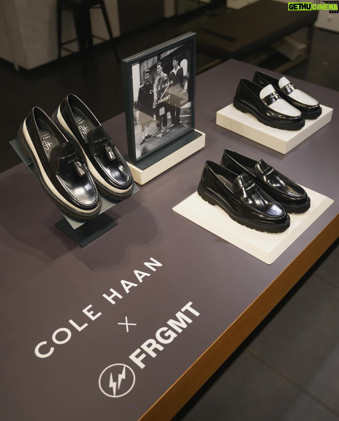Dori Sakurada Instagram - COLE HAAN × FRAGMENT DESIGN アメリカを代表するパフォーマンス・ライフスタイル・ブランドである『コール ハーン』が藤原ヒロシ氏が主宰する『フラグメントデザイン』と再びコラボレーションをしました✨ 前回からは12年ぶりのコラボということで、今回はより進化したアメリカンクラシックスを掲げ、全3種類のコレクションが登場します! ボリュームのあるラグソールでスニーカーのようなリラックスした履き心地、サドルのスリット下にプリントされたフラグメントデザインのロゴなど、めちゃくちゃかっこいいデザインで今年のコラボシューズの中でも特に大注目のコレクションだと思いました🔥 3月8日から限定展開店舗にて発売開始されるので、ゲットしたい方は是非チェックしてみて下さいね⚡️ @colehaanjapan #PR #COLEHAAN #COLEHAANXFRGMT