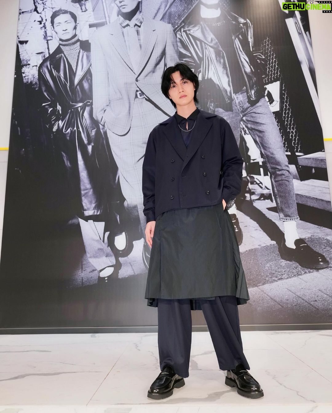 Dori Sakurada Instagram - COLE HAAN × FRAGMENT DESIGN アメリカを代表するパフォーマンス・ライフスタイル・ブランドである『コール ハーン』が藤原ヒロシ氏が主宰する『フラグメントデザイン』と再びコラボレーションをしました✨ 前回からは12年ぶりのコラボということで、今回はより進化したアメリカンクラシックスを掲げ、全3種類のコレクションが登場します! ボリュームのあるラグソールでスニーカーのようなリラックスした履き心地、サドルのスリット下にプリントされたフラグメントデザインのロゴなど、めちゃくちゃかっこいいデザインで今年のコラボシューズの中でも特に大注目のコレクションだと思いました🔥 3月8日から限定展開店舗にて発売開始されるので、ゲットしたい方は是非チェックしてみて下さいね⚡️ @colehaanjapan #PR #COLEHAAN #COLEHAANXFRGMT