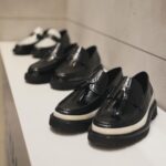 Dori Sakurada Instagram - COLE HAAN × FRAGMENT DESIGN アメリカを代表するパフォーマンス・ライフスタイル・ブランドである『コール ハーン』が藤原ヒロシ氏が主宰する『フラグメントデザイン』と再びコラボレーションをしました✨ 前回からは12年ぶりのコラボということで、今回はより進化したアメリカンクラシックスを掲げ、全3種類のコレクションが登場します！ ボリュームのあるラグソールでスニーカーのようなリラックスした履き心地、サドルのスリット下にプリントされたフラグメントデザインのロゴなど、めちゃくちゃかっこいいデザインで今年のコラボシューズの中でも特に大注目のコレクションだと思いました🔥 3月8日から限定展開店舗にて発売開始されるので、ゲットしたい方は是非チェックしてみて下さいね⚡️ @colehaanjapan #PR #COLEHAAN #COLEHAANXFRGMT