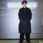 Dori Sakurada Instagram - COLE HAAN × FRAGMENT DESIGN アメリカを代表するパフォーマンス・ライフスタイル・ブランドである『コール ハーン』が藤原ヒロシ氏が主宰する『フラグメントデザイン』と再びコラボレーションをしました✨ 前回からは12年ぶりのコラボということで、今回はより進化したアメリカンクラシックスを掲げ、全3種類のコレクションが登場します！ ボリュームのあるラグソールでスニーカーのようなリラックスした履き心地、サドルのスリット下にプリントされたフラグメントデザインのロゴなど、めちゃくちゃかっこいいデザインで今年のコラボシューズの中でも特に大注目のコレクションだと思いました🔥 3月8日から限定展開店舗にて発売開始されるので、ゲットしたい方は是非チェックしてみて下さいね⚡️ @colehaanjapan #PR #COLEHAAN #COLEHAANXFRGMT