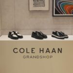 Dori Sakurada Instagram - COLE HAAN × FRAGMENT DESIGN アメリカを代表するパフォーマンス・ライフスタイル・ブランドである『コール ハーン』が藤原ヒロシ氏が主宰する『フラグメントデザイン』と再びコラボレーションをしました✨ 前回からは12年ぶりのコラボということで、今回はより進化したアメリカンクラシックスを掲げ、全3種類のコレクションが登場します！ ボリュームのあるラグソールでスニーカーのようなリラックスした履き心地、サドルのスリット下にプリントされたフラグメントデザインのロゴなど、めちゃくちゃかっこいいデザインで今年のコラボシューズの中でも特に大注目のコレクションだと思いました🔥 3月8日から限定展開店舗にて発売開始されるので、ゲットしたい方は是非チェックしてみて下さいね⚡️ @colehaanjapan #PR #COLEHAAN #COLEHAANXFRGMT
