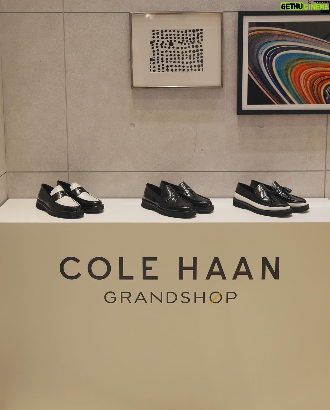 Dori Sakurada Instagram - COLE HAAN × FRAGMENT DESIGN アメリカを代表するパフォーマンス・ライフスタイル・ブランドである『コール ハーン』が藤原ヒロシ氏が主宰する『フラグメントデザイン』と再びコラボレーションをしました✨ 前回からは12年ぶりのコラボということで、今回はより進化したアメリカンクラシックスを掲げ、全3種類のコレクションが登場します! ボリュームのあるラグソールでスニーカーのようなリラックスした履き心地、サドルのスリット下にプリントされたフラグメントデザインのロゴなど、めちゃくちゃかっこいいデザインで今年のコラボシューズの中でも特に大注目のコレクションだと思いました🔥 3月8日から限定展開店舗にて発売開始されるので、ゲットしたい方は是非チェックしてみて下さいね⚡️ @colehaanjapan #PR #COLEHAAN #COLEHAANXFRGMT