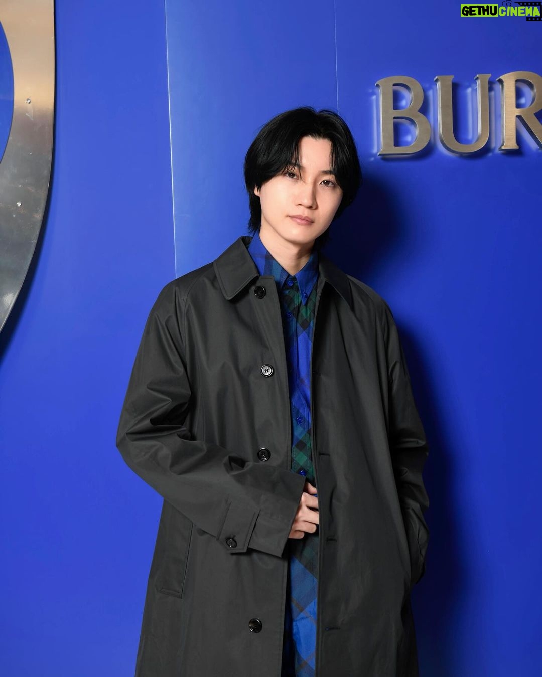 Dori Sakurada Instagram - BURBERRY バーバリーの新デザイナー、ダニエル・リー氏が手がける初のSpring & Summerシーズンのアイテムが登場します! そしてBURBERRYのアイコニックなトレンチコートなどのコレクションを実際にご覧いただけるポップアップストアが、伊勢丹新宿店本館1Fのザ・ステージにて開催されます✨ BURBERRYのトレンチコートは丈夫で軽量、美しさとエレガンスに満ちた魅力的なコートですが、今回さらに進化しました✨ このポップアップストアでは、新生「BURBERRY」の世界観を存分に堪能することができます! 貴重なアーカイブトレンチコートの展示や、新作のナイトバッグも同時にラインナップされているので、ファン必見の空間となっています😊 そしてポップアップで1番注目すべきは、トレンチコートのカスタマイズサービスです! 期間中にヘリテージトレンチコートを購入すると、ボタンを自分好みに選択でき、バーバリーの名作をオリジナルの一着にカスタマイズして楽しむことができます😌 ポップアップストアは3月6日から12日まで、伊勢丹新宿店1階ザ・ステージにて開催中です! 皆さんもぜひ遊びに行ってみて下さいね✨ @Burberry #Burberry #PR