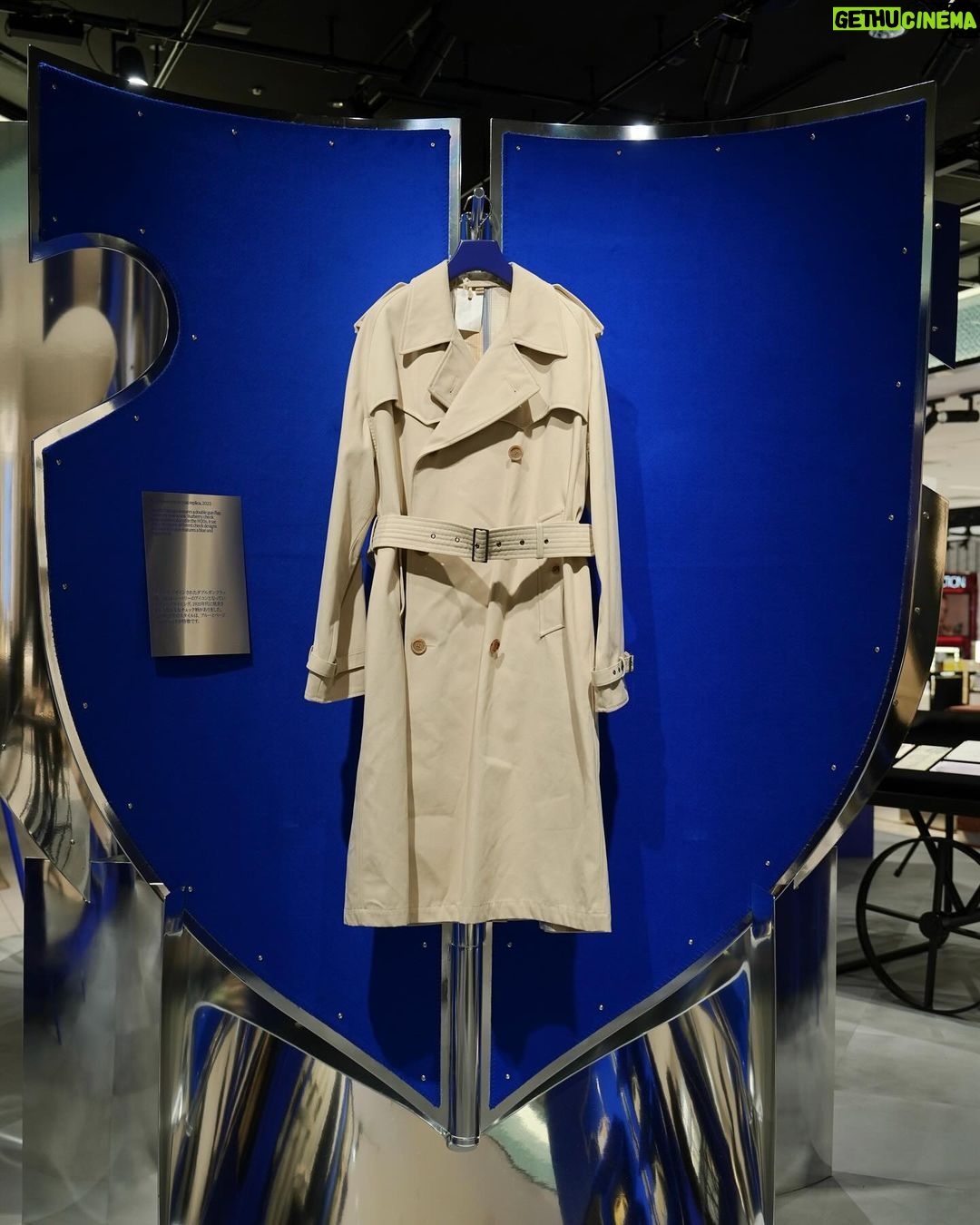 Dori Sakurada Instagram - BURBERRY バーバリーの新デザイナー、ダニエル・リー氏が手がける初のSpring & Summerシーズンのアイテムが登場します! そしてBURBERRYのアイコニックなトレンチコートなどのコレクションを実際にご覧いただけるポップアップストアが、伊勢丹新宿店本館1Fのザ・ステージにて開催されます✨ BURBERRYのトレンチコートは丈夫で軽量、美しさとエレガンスに満ちた魅力的なコートですが、今回さらに進化しました✨ このポップアップストアでは、新生「BURBERRY」の世界観を存分に堪能することができます! 貴重なアーカイブトレンチコートの展示や、新作のナイトバッグも同時にラインナップされているので、ファン必見の空間となっています😊 そしてポップアップで1番注目すべきは、トレンチコートのカスタマイズサービスです! 期間中にヘリテージトレンチコートを購入すると、ボタンを自分好みに選択でき、バーバリーの名作をオリジナルの一着にカスタマイズして楽しむことができます😌 ポップアップストアは3月6日から12日まで、伊勢丹新宿店1階ザ・ステージにて開催中です! 皆さんもぜひ遊びに行ってみて下さいね✨ @Burberry #Burberry #PR