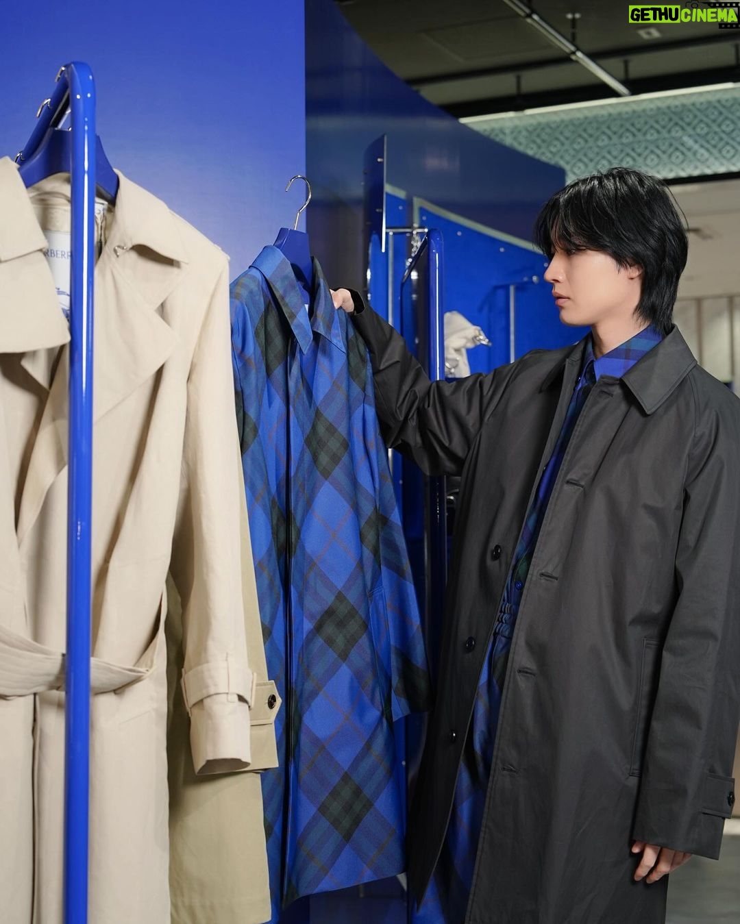 Dori Sakurada Instagram - BURBERRY バーバリーの新デザイナー、ダニエル・リー氏が手がける初のSpring & Summerシーズンのアイテムが登場します! そしてBURBERRYのアイコニックなトレンチコートなどのコレクションを実際にご覧いただけるポップアップストアが、伊勢丹新宿店本館1Fのザ・ステージにて開催されます✨ BURBERRYのトレンチコートは丈夫で軽量、美しさとエレガンスに満ちた魅力的なコートですが、今回さらに進化しました✨ このポップアップストアでは、新生「BURBERRY」の世界観を存分に堪能することができます! 貴重なアーカイブトレンチコートの展示や、新作のナイトバッグも同時にラインナップされているので、ファン必見の空間となっています😊 そしてポップアップで1番注目すべきは、トレンチコートのカスタマイズサービスです! 期間中にヘリテージトレンチコートを購入すると、ボタンを自分好みに選択でき、バーバリーの名作をオリジナルの一着にカスタマイズして楽しむことができます😌 ポップアップストアは3月6日から12日まで、伊勢丹新宿店1階ザ・ステージにて開催中です! 皆さんもぜひ遊びに行ってみて下さいね✨ @Burberry #Burberry #PR