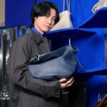 Dori Sakurada Instagram - BURBERRY バーバリーの新デザイナー、ダニエル・リー氏が手がける初のSpring & Summerシーズンのアイテムが登場します！ そしてBURBERRYのアイコニックなトレンチコートなどのコレクションを実際にご覧いただけるポップアップストアが、伊勢丹新宿店本館1Fのザ・ステージにて開催されます✨ BURBERRYのトレンチコートは丈夫で軽量、美しさとエレガンスに満ちた魅力的なコートですが、今回さらに進化しました✨ このポップアップストアでは、新生「BURBERRY」の世界観を存分に堪能することができます！ 貴重なアーカイブトレンチコートの展示や、新作のナイトバッグも同時にラインナップされているので、ファン必見の空間となっています😊 そしてポップアップで1番注目すべきは、トレンチコートのカスタマイズサービスです！ 期間中にヘリテージトレンチコートを購入すると、ボタンを自分好みに選択でき、バーバリーの名作をオリジナルの一着にカスタマイズして楽しむことができます😌 ポップアップストアは3月6日から12日まで、伊勢丹新宿店1階ザ・ステージにて開催中です！ 皆さんもぜひ遊びに行ってみて下さいね✨ @Burberry #Burberry #PR