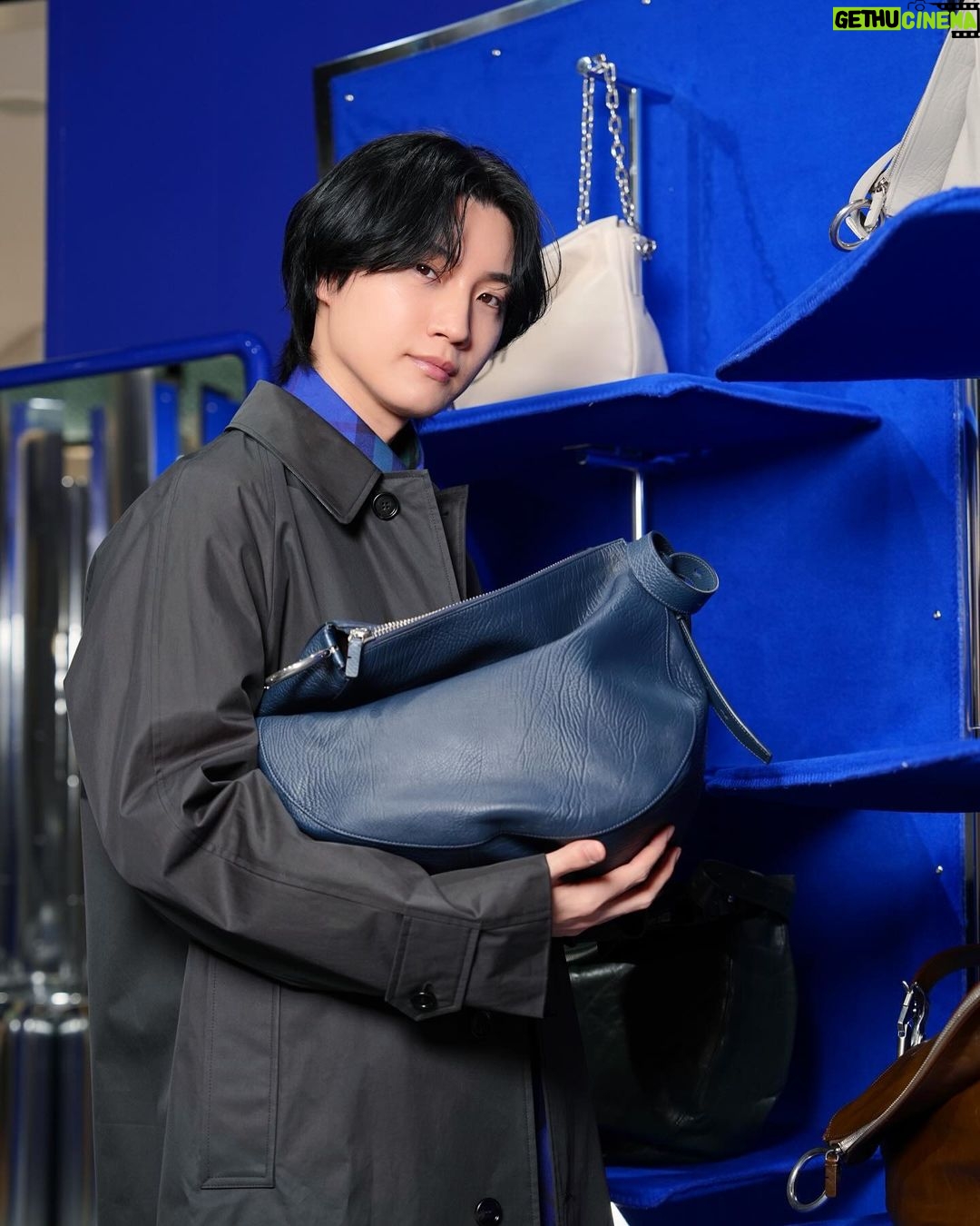 Dori Sakurada Instagram - BURBERRY バーバリーの新デザイナー、ダニエル・リー氏が手がける初のSpring & Summerシーズンのアイテムが登場します! そしてBURBERRYのアイコニックなトレンチコートなどのコレクションを実際にご覧いただけるポップアップストアが、伊勢丹新宿店本館1Fのザ・ステージにて開催されます✨ BURBERRYのトレンチコートは丈夫で軽量、美しさとエレガンスに満ちた魅力的なコートですが、今回さらに進化しました✨ このポップアップストアでは、新生「BURBERRY」の世界観を存分に堪能することができます! 貴重なアーカイブトレンチコートの展示や、新作のナイトバッグも同時にラインナップされているので、ファン必見の空間となっています😊 そしてポップアップで1番注目すべきは、トレンチコートのカスタマイズサービスです! 期間中にヘリテージトレンチコートを購入すると、ボタンを自分好みに選択でき、バーバリーの名作をオリジナルの一着にカスタマイズして楽しむことができます😌 ポップアップストアは3月6日から12日まで、伊勢丹新宿店1階ザ・ステージにて開催中です! 皆さんもぜひ遊びに行ってみて下さいね✨ @Burberry #Burberry #PR