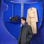 Dori Sakurada Instagram - BURBERRY バーバリーの新デザイナー、ダニエル・リー氏が手がける初のSpring & Summerシーズンのアイテムが登場します！ そしてBURBERRYのアイコニックなトレンチコートなどのコレクションを実際にご覧いただけるポップアップストアが、伊勢丹新宿店本館1Fのザ・ステージにて開催されます✨ BURBERRYのトレンチコートは丈夫で軽量、美しさとエレガンスに満ちた魅力的なコートですが、今回さらに進化しました✨ このポップアップストアでは、新生「BURBERRY」の世界観を存分に堪能することができます！ 貴重なアーカイブトレンチコートの展示や、新作のナイトバッグも同時にラインナップされているので、ファン必見の空間となっています😊 そしてポップアップで1番注目すべきは、トレンチコートのカスタマイズサービスです！ 期間中にヘリテージトレンチコートを購入すると、ボタンを自分好みに選択でき、バーバリーの名作をオリジナルの一着にカスタマイズして楽しむことができます😌 ポップアップストアは3月6日から12日まで、伊勢丹新宿店1階ザ・ステージにて開催中です！ 皆さんもぜひ遊びに行ってみて下さいね✨ @Burberry #Burberry #PR