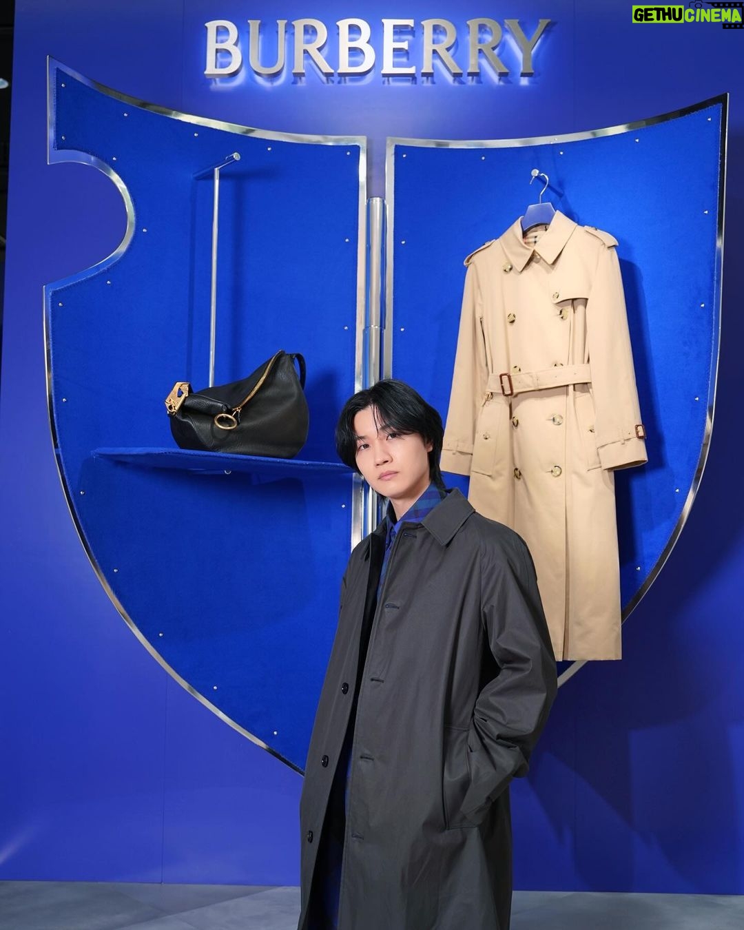 Dori Sakurada Instagram - BURBERRY バーバリーの新デザイナー、ダニエル・リー氏が手がける初のSpring & Summerシーズンのアイテムが登場します! そしてBURBERRYのアイコニックなトレンチコートなどのコレクションを実際にご覧いただけるポップアップストアが、伊勢丹新宿店本館1Fのザ・ステージにて開催されます✨ BURBERRYのトレンチコートは丈夫で軽量、美しさとエレガンスに満ちた魅力的なコートですが、今回さらに進化しました✨ このポップアップストアでは、新生「BURBERRY」の世界観を存分に堪能することができます! 貴重なアーカイブトレンチコートの展示や、新作のナイトバッグも同時にラインナップされているので、ファン必見の空間となっています😊 そしてポップアップで1番注目すべきは、トレンチコートのカスタマイズサービスです! 期間中にヘリテージトレンチコートを購入すると、ボタンを自分好みに選択でき、バーバリーの名作をオリジナルの一着にカスタマイズして楽しむことができます😌 ポップアップストアは3月6日から12日まで、伊勢丹新宿店1階ザ・ステージにて開催中です! 皆さんもぜひ遊びに行ってみて下さいね✨ @Burberry #Burberry #PR