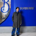 Dori Sakurada Instagram - BURBERRY バーバリーの新デザイナー、ダニエル・リー氏が手がける初のSpring & Summerシーズンのアイテムが登場します！ そしてBURBERRYのアイコニックなトレンチコートなどのコレクションを実際にご覧いただけるポップアップストアが、伊勢丹新宿店本館1Fのザ・ステージにて開催されます✨ BURBERRYのトレンチコートは丈夫で軽量、美しさとエレガンスに満ちた魅力的なコートですが、今回さらに進化しました✨ このポップアップストアでは、新生「BURBERRY」の世界観を存分に堪能することができます！ 貴重なアーカイブトレンチコートの展示や、新作のナイトバッグも同時にラインナップされているので、ファン必見の空間となっています😊 そしてポップアップで1番注目すべきは、トレンチコートのカスタマイズサービスです！ 期間中にヘリテージトレンチコートを購入すると、ボタンを自分好みに選択でき、バーバリーの名作をオリジナルの一着にカスタマイズして楽しむことができます😌 ポップアップストアは3月6日から12日まで、伊勢丹新宿店1階ザ・ステージにて開催中です！ 皆さんもぜひ遊びに行ってみて下さいね✨ @Burberry #Burberry #PR