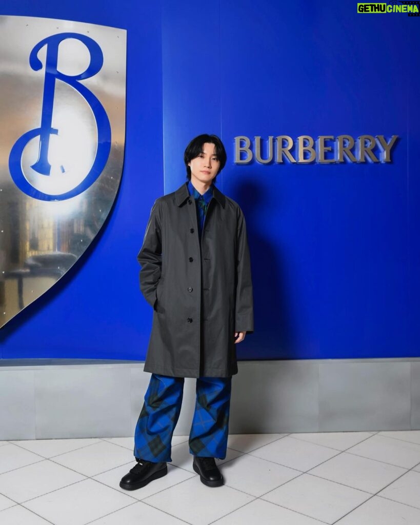 Dori Sakurada Instagram - BURBERRY バーバリーの新デザイナー、ダニエル・リー氏が手がける初のSpring & Summerシーズンのアイテムが登場します！ そしてBURBERRYのアイコニックなトレンチコートなどのコレクションを実際にご覧いただけるポップアップストアが、伊勢丹新宿店本館1Fのザ・ステージにて開催されます✨ BURBERRYのトレンチコートは丈夫で軽量、美しさとエレガンスに満ちた魅力的なコートですが、今回さらに進化しました✨ このポップアップストアでは、新生「BURBERRY」の世界観を存分に堪能することができます！ 貴重なアーカイブトレンチコートの展示や、新作のナイトバッグも同時にラインナップされているので、ファン必見の空間となっています😊 そしてポップアップで1番注目すべきは、トレンチコートのカスタマイズサービスです！ 期間中にヘリテージトレンチコートを購入すると、ボタンを自分好みに選択でき、バーバリーの名作をオリジナルの一着にカスタマイズして楽しむことができます😌 ポップアップストアは3月6日から12日まで、伊勢丹新宿店1階ザ・ステージにて開催中です！ 皆さんもぜひ遊びに行ってみて下さいね✨ @Burberry #Burberry #PR