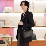 Dori Sakurada Instagram - FURLA フルラから新しいバッグ『NUVOLA』が登場します！ 雲のように軽やかで繊細なこのバッグは、フルラのクラシックアーチロゴを幾何学的にモダンな解釈をした「Arcosfera」装飾が特徴となっていて、滑らかな曲線が上品で美しい素敵なデザインで、個人的にもとても好みの新しいフルラのバッグでした☺️ 上質なカーフレザーを使用し、ショルダーバッグ、ホーボーバッグ、クロスボディバッグなど様々な選択肢があるので、幅広い人達に愛されるコレクションになると思いました✨ NUVOLAはダブルハンドルに、マグネット開閉、取り外し可能なストラップ付など、機能性も遊び心も両方併せ持つフルラらしいバッグになっています！ 僕はFURLA銀座旗艦店にNUVOLAを見に行ったのですが、日本のみの限定カラーもあって特別感が嬉しかったです✨ 皆さんも是非見に行ってみてくださいね☁️✨ @furla #furlanuvola #furlaginza #PR