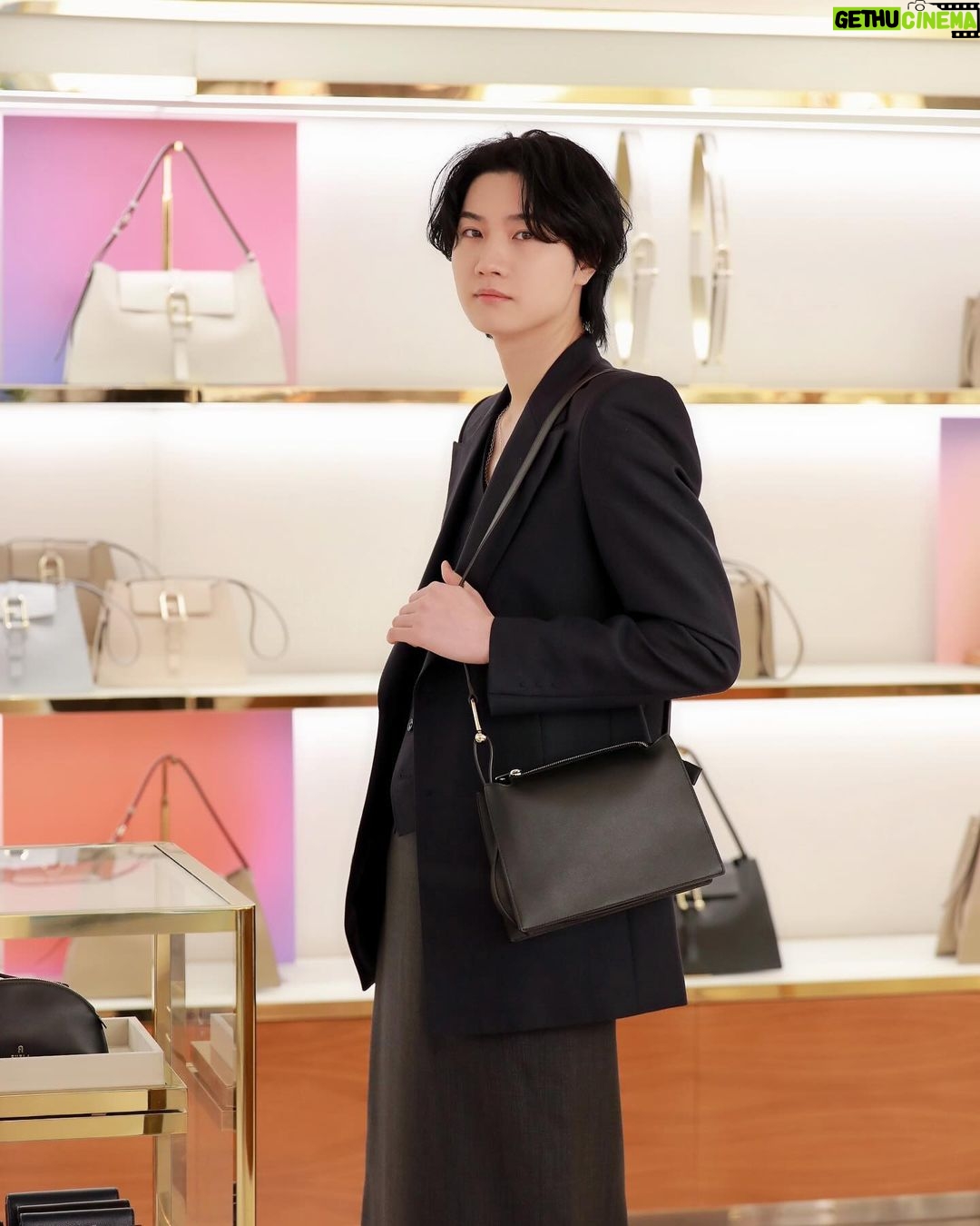 Dori Sakurada Instagram - FURLA フルラから新しいバッグ『NUVOLA』が登場します! 雲のように軽やかで繊細なこのバッグは、フルラのクラシックアーチロゴを幾何学的にモダンな解釈をした「Arcosfera」装飾が特徴となっていて、滑らかな曲線が上品で美しい素敵なデザインで、個人的にもとても好みの新しいフルラのバッグでした☺️ 上質なカーフレザーを使用し、ショルダーバッグ、ホーボーバッグ、クロスボディバッグなど様々な選択肢があるので、幅広い人達に愛されるコレクションになると思いました✨ NUVOLAはダブルハンドルに、マグネット開閉、取り外し可能なストラップ付など、機能性も遊び心も両方併せ持つフルラらしいバッグになっています! 僕はFURLA銀座旗艦店にNUVOLAを見に行ったのですが、日本のみの限定カラーもあって特別感が嬉しかったです✨ 皆さんも是非見に行ってみてくださいね☁️✨ @furla #furlanuvola #furlaginza #PR