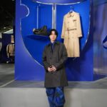 Dori Sakurada Instagram - BURBERRY バーバリーの新デザイナー、ダニエル・リー氏が手がける初のSpring & Summerシーズンのアイテムが登場します！ そしてBURBERRYのアイコニックなトレンチコートなどのコレクションを実際にご覧いただけるポップアップストアが、伊勢丹新宿店本館1Fのザ・ステージにて開催されます✨ BURBERRYのトレンチコートは丈夫で軽量、美しさとエレガンスに満ちた魅力的なコートですが、今回さらに進化しました✨ このポップアップストアでは、新生「BURBERRY」の世界観を存分に堪能することができます！ 貴重なアーカイブトレンチコートの展示や、新作のナイトバッグも同時にラインナップされているので、ファン必見の空間となっています😊 そしてポップアップで1番注目すべきは、トレンチコートのカスタマイズサービスです！ 期間中にヘリテージトレンチコートを購入すると、ボタンを自分好みに選択でき、バーバリーの名作をオリジナルの一着にカスタマイズして楽しむことができます😌 ポップアップストアは3月6日から12日まで、伊勢丹新宿店1階ザ・ステージにて開催中です！ 皆さんもぜひ遊びに行ってみて下さいね✨ @Burberry #Burberry #PR