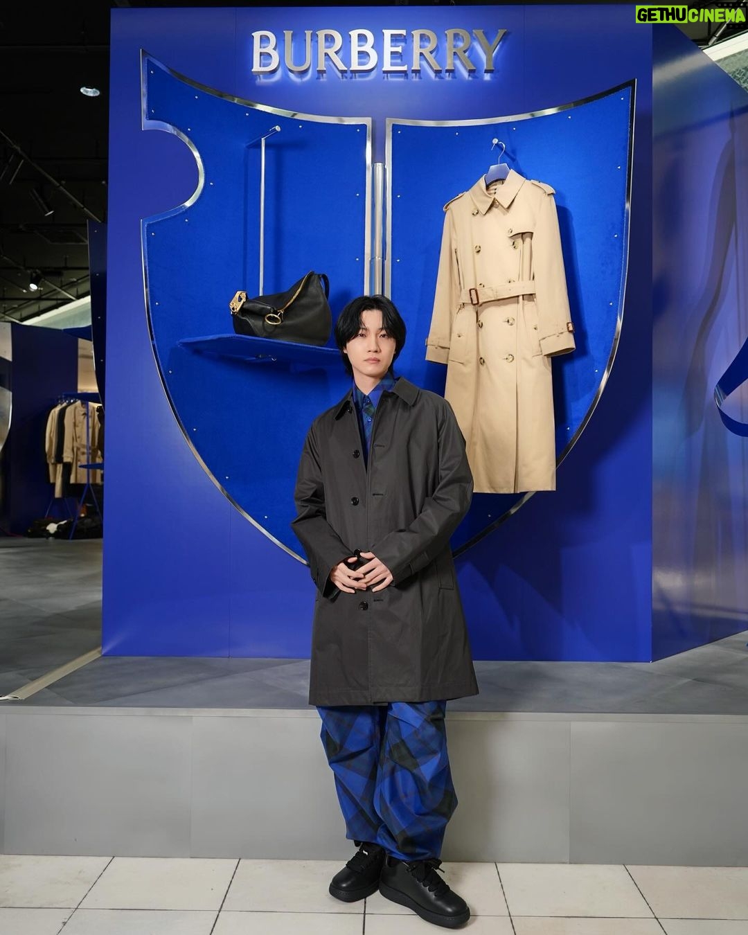 Dori Sakurada Instagram - BURBERRY バーバリーの新デザイナー、ダニエル・リー氏が手がける初のSpring & Summerシーズンのアイテムが登場します! そしてBURBERRYのアイコニックなトレンチコートなどのコレクションを実際にご覧いただけるポップアップストアが、伊勢丹新宿店本館1Fのザ・ステージにて開催されます✨ BURBERRYのトレンチコートは丈夫で軽量、美しさとエレガンスに満ちた魅力的なコートですが、今回さらに進化しました✨ このポップアップストアでは、新生「BURBERRY」の世界観を存分に堪能することができます! 貴重なアーカイブトレンチコートの展示や、新作のナイトバッグも同時にラインナップされているので、ファン必見の空間となっています😊 そしてポップアップで1番注目すべきは、トレンチコートのカスタマイズサービスです! 期間中にヘリテージトレンチコートを購入すると、ボタンを自分好みに選択でき、バーバリーの名作をオリジナルの一着にカスタマイズして楽しむことができます😌 ポップアップストアは3月6日から12日まで、伊勢丹新宿店1階ザ・ステージにて開催中です! 皆さんもぜひ遊びに行ってみて下さいね✨ @Burberry #Burberry #PR