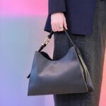 Dori Sakurada Instagram - FURLA フルラから新しいバッグ『NUVOLA』が登場します！ 雲のように軽やかで繊細なこのバッグは、フルラのクラシックアーチロゴを幾何学的にモダンな解釈をした「Arcosfera」装飾が特徴となっていて、滑らかな曲線が上品で美しい素敵なデザインで、個人的にもとても好みの新しいフルラのバッグでした☺️ 上質なカーフレザーを使用し、ショルダーバッグ、ホーボーバッグ、クロスボディバッグなど様々な選択肢があるので、幅広い人達に愛されるコレクションになると思いました✨ NUVOLAはダブルハンドルに、マグネット開閉、取り外し可能なストラップ付など、機能性も遊び心も両方併せ持つフルラらしいバッグになっています！ 僕はFURLA銀座旗艦店にNUVOLAを見に行ったのですが、日本のみの限定カラーもあって特別感が嬉しかったです✨ 皆さんも是非見に行ってみてくださいね☁️✨ @furla #furlanuvola #furlaginza #PR