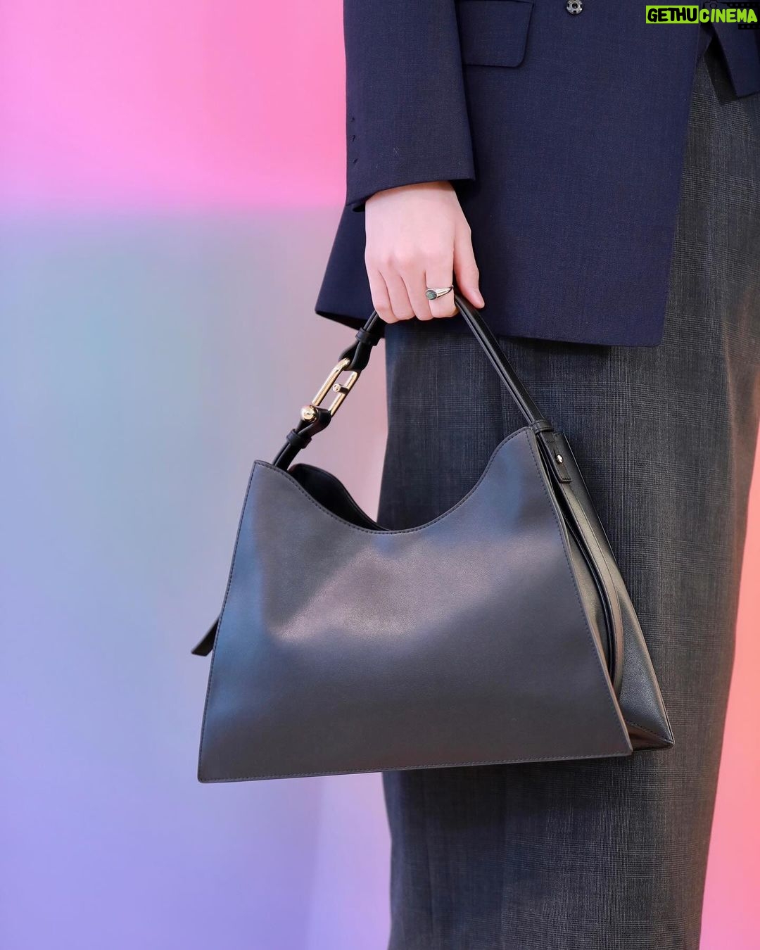 Dori Sakurada Instagram - FURLA フルラから新しいバッグ『NUVOLA』が登場します! 雲のように軽やかで繊細なこのバッグは、フルラのクラシックアーチロゴを幾何学的にモダンな解釈をした「Arcosfera」装飾が特徴となっていて、滑らかな曲線が上品で美しい素敵なデザインで、個人的にもとても好みの新しいフルラのバッグでした☺️ 上質なカーフレザーを使用し、ショルダーバッグ、ホーボーバッグ、クロスボディバッグなど様々な選択肢があるので、幅広い人達に愛されるコレクションになると思いました✨ NUVOLAはダブルハンドルに、マグネット開閉、取り外し可能なストラップ付など、機能性も遊び心も両方併せ持つフルラらしいバッグになっています! 僕はFURLA銀座旗艦店にNUVOLAを見に行ったのですが、日本のみの限定カラーもあって特別感が嬉しかったです✨ 皆さんも是非見に行ってみてくださいね☁️✨ @furla #furlanuvola #furlaginza #PR