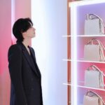 Dori Sakurada Instagram - FURLA フルラから新しいバッグ『NUVOLA』が登場します！ 雲のように軽やかで繊細なこのバッグは、フルラのクラシックアーチロゴを幾何学的にモダンな解釈をした「Arcosfera」装飾が特徴となっていて、滑らかな曲線が上品で美しい素敵なデザインで、個人的にもとても好みの新しいフルラのバッグでした☺️ 上質なカーフレザーを使用し、ショルダーバッグ、ホーボーバッグ、クロスボディバッグなど様々な選択肢があるので、幅広い人達に愛されるコレクションになると思いました✨ NUVOLAはダブルハンドルに、マグネット開閉、取り外し可能なストラップ付など、機能性も遊び心も両方併せ持つフルラらしいバッグになっています！ 僕はFURLA銀座旗艦店にNUVOLAを見に行ったのですが、日本のみの限定カラーもあって特別感が嬉しかったです✨ 皆さんも是非見に行ってみてくださいね☁️✨ @furla #furlanuvola #furlaginza #PR