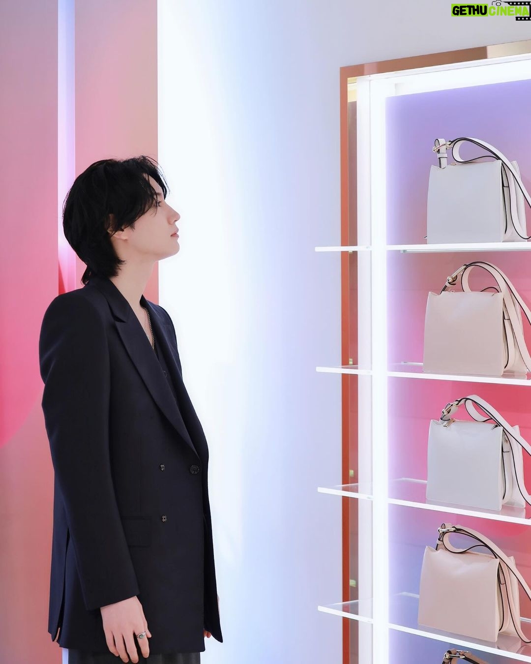 Dori Sakurada Instagram - FURLA フルラから新しいバッグ『NUVOLA』が登場します! 雲のように軽やかで繊細なこのバッグは、フルラのクラシックアーチロゴを幾何学的にモダンな解釈をした「Arcosfera」装飾が特徴となっていて、滑らかな曲線が上品で美しい素敵なデザインで、個人的にもとても好みの新しいフルラのバッグでした☺️ 上質なカーフレザーを使用し、ショルダーバッグ、ホーボーバッグ、クロスボディバッグなど様々な選択肢があるので、幅広い人達に愛されるコレクションになると思いました✨ NUVOLAはダブルハンドルに、マグネット開閉、取り外し可能なストラップ付など、機能性も遊び心も両方併せ持つフルラらしいバッグになっています! 僕はFURLA銀座旗艦店にNUVOLAを見に行ったのですが、日本のみの限定カラーもあって特別感が嬉しかったです✨ 皆さんも是非見に行ってみてくださいね☁️✨ @furla #furlanuvola #furlaginza #PR