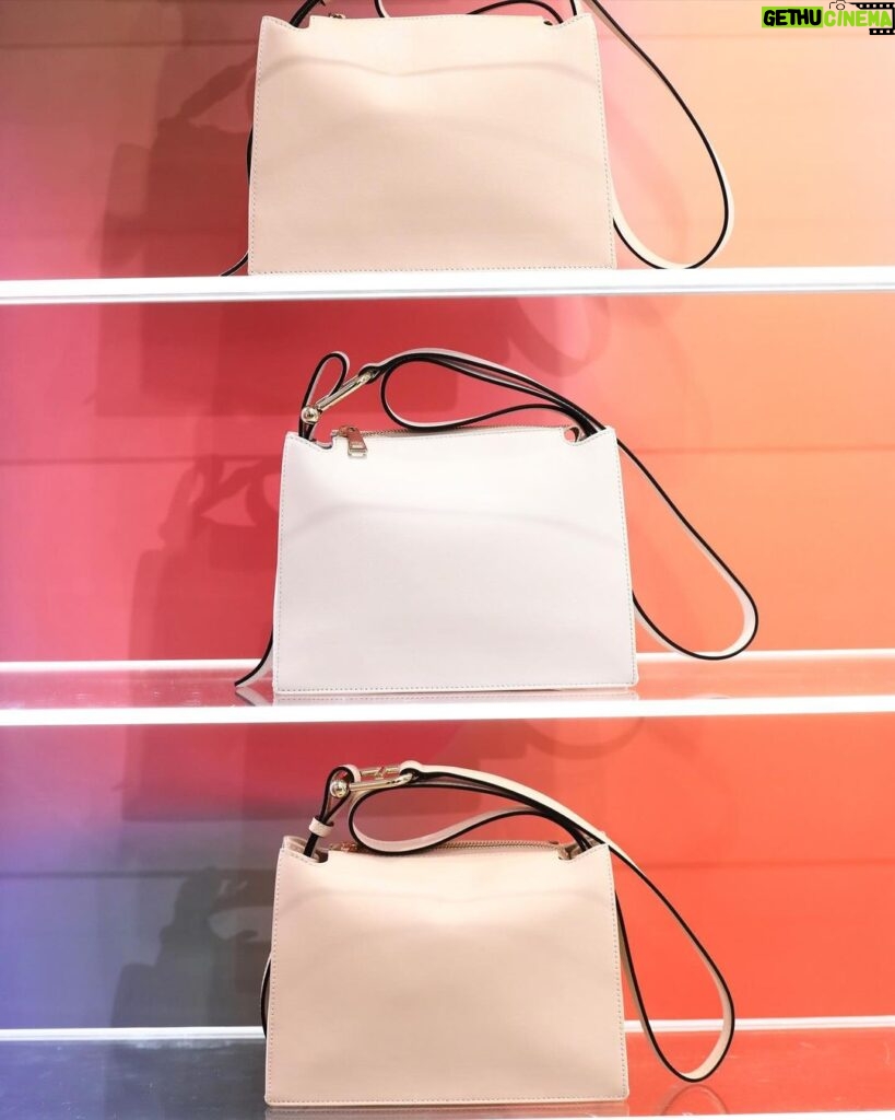 Dori Sakurada Instagram - FURLA フルラから新しいバッグ『NUVOLA』が登場します！ 雲のように軽やかで繊細なこのバッグは、フルラのクラシックアーチロゴを幾何学的にモダンな解釈をした「Arcosfera」装飾が特徴となっていて、滑らかな曲線が上品で美しい素敵なデザインで、個人的にもとても好みの新しいフルラのバッグでした☺️ 上質なカーフレザーを使用し、ショルダーバッグ、ホーボーバッグ、クロスボディバッグなど様々な選択肢があるので、幅広い人達に愛されるコレクションになると思いました✨ NUVOLAはダブルハンドルに、マグネット開閉、取り外し可能なストラップ付など、機能性も遊び心も両方併せ持つフルラらしいバッグになっています！ 僕はFURLA銀座旗艦店にNUVOLAを見に行ったのですが、日本のみの限定カラーもあって特別感が嬉しかったです✨ 皆さんも是非見に行ってみてくださいね☁️✨ @furla #furlanuvola #furlaginza #PR