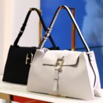 Dori Sakurada Instagram - FURLA フルラから新しいバッグ『NUVOLA』が登場します！ 雲のように軽やかで繊細なこのバッグは、フルラのクラシックアーチロゴを幾何学的にモダンな解釈をした「Arcosfera」装飾が特徴となっていて、滑らかな曲線が上品で美しい素敵なデザインで、個人的にもとても好みの新しいフルラのバッグでした☺️ 上質なカーフレザーを使用し、ショルダーバッグ、ホーボーバッグ、クロスボディバッグなど様々な選択肢があるので、幅広い人達に愛されるコレクションになると思いました✨ NUVOLAはダブルハンドルに、マグネット開閉、取り外し可能なストラップ付など、機能性も遊び心も両方併せ持つフルラらしいバッグになっています！ 僕はFURLA銀座旗艦店にNUVOLAを見に行ったのですが、日本のみの限定カラーもあって特別感が嬉しかったです✨ 皆さんも是非見に行ってみてくださいね☁️✨ @furla #furlanuvola #furlaginza #PR