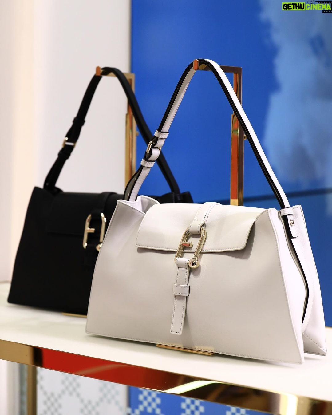 Dori Sakurada Instagram - FURLA フルラから新しいバッグ『NUVOLA』が登場します! 雲のように軽やかで繊細なこのバッグは、フルラのクラシックアーチロゴを幾何学的にモダンな解釈をした「Arcosfera」装飾が特徴となっていて、滑らかな曲線が上品で美しい素敵なデザインで、個人的にもとても好みの新しいフルラのバッグでした☺️ 上質なカーフレザーを使用し、ショルダーバッグ、ホーボーバッグ、クロスボディバッグなど様々な選択肢があるので、幅広い人達に愛されるコレクションになると思いました✨ NUVOLAはダブルハンドルに、マグネット開閉、取り外し可能なストラップ付など、機能性も遊び心も両方併せ持つフルラらしいバッグになっています! 僕はFURLA銀座旗艦店にNUVOLAを見に行ったのですが、日本のみの限定カラーもあって特別感が嬉しかったです✨ 皆さんも是非見に行ってみてくださいね☁️✨ @furla #furlanuvola #furlaginza #PR