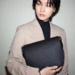 Dori Sakurada Instagram – FENDI

Men’s Spring/Summer 2024 collection
今シーズンも盛り上がってますね✨

そしてこのバッグの絶妙なサイズ感、ブラックでクールな雰囲気が好きです🤝
そりゃシルバーのジェエリーも付けちゃうよね、めっちゃ合う☺️

@fendi #FendiSS24 #PR