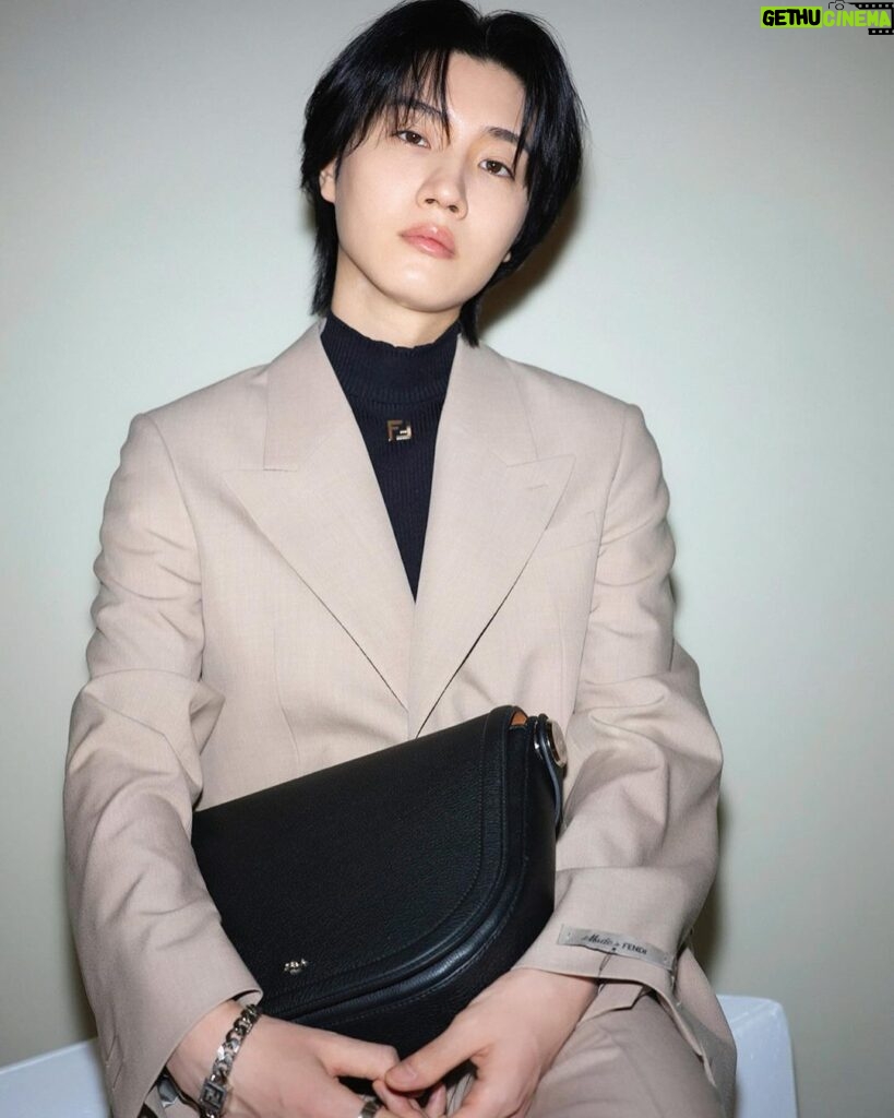 Dori Sakurada Instagram - FENDI Men’s Spring/Summer 2024 collection 今シーズンも盛り上がってますね✨ そしてこのバッグの絶妙なサイズ感、ブラックでクールな雰囲気が好きです🤝 そりゃシルバーのジェエリーも付けちゃうよね、めっちゃ合う☺ @fendi #FendiSS24 #PR