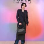 Dori Sakurada Instagram - FURLA フルラから新しいバッグ『NUVOLA』が登場します！ 雲のように軽やかで繊細なこのバッグは、フルラのクラシックアーチロゴを幾何学的にモダンな解釈をした「Arcosfera」装飾が特徴となっていて、滑らかな曲線が上品で美しい素敵なデザインで、個人的にもとても好みの新しいフルラのバッグでした☺️ 上質なカーフレザーを使用し、ショルダーバッグ、ホーボーバッグ、クロスボディバッグなど様々な選択肢があるので、幅広い人達に愛されるコレクションになると思いました✨ NUVOLAはダブルハンドルに、マグネット開閉、取り外し可能なストラップ付など、機能性も遊び心も両方併せ持つフルラらしいバッグになっています！ 僕はFURLA銀座旗艦店にNUVOLAを見に行ったのですが、日本のみの限定カラーもあって特別感が嬉しかったです✨ 皆さんも是非見に行ってみてくださいね☁️✨ @furla #furlanuvola #furlaginza #PR