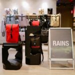 Dori Sakurada Instagram – RAINS

デンマーク発、雨の日もファッションを楽しめる、そんなレインウェアを数多く提案しているブランド『RAINS』が、日本での本格的なローンチを記念してポップアップストアを開催します！

RAINSはその名の通り、ラインナップは防水性に優れた生地を使用したレインウェアとして、バックパックやランナーバッグ、フライトバッグ等、幅広いカテゴリーを取り揃えています！
僕も最近、日本で天候が悪い日が続いていたり、海外に行くと急な天候の変化に困ることがあり、それでも荷物が増えることを避け、対策をしていなかったり、移動も多いのでラクな服装を選択するけど雨には濡れたくはないな、、とわがままな悩みもあったのですが、このRAINSは機能性は抜群で、着心地が良くオシャレなデザイン、尚且つ急に雨に降られても問題ないという、天候や旅の悩みを全てを叶えてくれるまさに僕の求めていた最高のレインウェアが揃っていました！✨

僕はいつものように黒系のカラーを選択したのですが、デザインや豊富なカラーバリエーションがあるので、幅広い方の選択肢としてファッションを楽しんでもらえると思います！

さらにRAINSはデザイン段階からショップ運営まで全てのビジネス過程において、包括的なサステナブル・アプローチを行なっているそうなので、自分だけではなく環境への配慮も兼ね備えた素敵なブランドです😌✨

今年から海外にも沢山行こうと思っていてRAINSにはまだまだ気になる旅の相棒になってくれそうなアイテムが沢山あったので、僕もこれからもチェックしていこうと思います🔥

ポップアップストアは2月28日から3月17日まで期間、東京・渋谷RAYARD MIYASHITA PARK South 2Fにて開催しています！
公式サイトもオープンしたそうなので、気になるけどポップアップストアへ行けないという方も是非アクセスしてみてくださいね✨

@rains #rains_jp #レインズ #PR