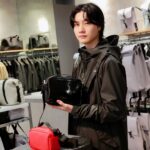 Dori Sakurada Instagram – RAINS

デンマーク発、雨の日もファッションを楽しめる、そんなレインウェアを数多く提案しているブランド『RAINS』が、日本での本格的なローンチを記念してポップアップストアを開催します！

RAINSはその名の通り、ラインナップは防水性に優れた生地を使用したレインウェアとして、バックパックやランナーバッグ、フライトバッグ等、幅広いカテゴリーを取り揃えています！
僕も最近、日本で天候が悪い日が続いていたり、海外に行くと急な天候の変化に困ることがあり、それでも荷物が増えることを避け、対策をしていなかったり、移動も多いのでラクな服装を選択するけど雨には濡れたくはないな、、とわがままな悩みもあったのですが、このRAINSは機能性は抜群で、着心地が良くオシャレなデザイン、尚且つ急に雨に降られても問題ないという、天候や旅の悩みを全てを叶えてくれるまさに僕の求めていた最高のレインウェアが揃っていました！✨

僕はいつものように黒系のカラーを選択したのですが、デザインや豊富なカラーバリエーションがあるので、幅広い方の選択肢としてファッションを楽しんでもらえると思います！

さらにRAINSはデザイン段階からショップ運営まで全てのビジネス過程において、包括的なサステナブル・アプローチを行なっているそうなので、自分だけではなく環境への配慮も兼ね備えた素敵なブランドです😌✨

今年から海外にも沢山行こうと思っていてRAINSにはまだまだ気になる旅の相棒になってくれそうなアイテムが沢山あったので、僕もこれからもチェックしていこうと思います🔥

ポップアップストアは2月28日から3月17日まで期間、東京・渋谷RAYARD MIYASHITA PARK South 2Fにて開催しています！
公式サイトもオープンしたそうなので、気になるけどポップアップストアへ行けないという方も是非アクセスしてみてくださいね✨

@rains #rains_jp #レインズ #PR