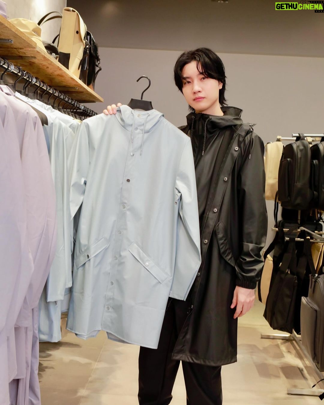 Dori Sakurada Instagram - RAINS デンマーク発、雨の日もファッションを楽しめる、そんなレインウェアを数多く提案しているブランド『RAINS』が、日本での本格的なローンチを記念してポップアップストアを開催します! RAINSはその名の通り、ラインナップは防水性に優れた生地を使用したレインウェアとして、バックパックやランナーバッグ、フライトバッグ等、幅広いカテゴリーを取り揃えています! 僕も最近、日本で天候が悪い日が続いていたり、海外に行くと急な天候の変化に困ることがあり、それでも荷物が増えることを避け、対策をしていなかったり、移動も多いのでラクな服装を選択するけど雨には濡れたくはないな、、とわがままな悩みもあったのですが、このRAINSは機能性は抜群で、着心地が良くオシャレなデザイン、尚且つ急に雨に降られても問題ないという、天候や旅の悩みを全てを叶えてくれるまさに僕の求めていた最高のレインウェアが揃っていました!✨ 僕はいつものように黒系のカラーを選択したのですが、デザインや豊富なカラーバリエーションがあるので、幅広い方の選択肢としてファッションを楽しんでもらえると思います! さらにRAINSはデザイン段階からショップ運営まで全てのビジネス過程において、包括的なサステナブル・アプローチを行なっているそうなので、自分だけではなく環境への配慮も兼ね備えた素敵なブランドです😌✨ 今年から海外にも沢山行こうと思っていてRAINSにはまだまだ気になる旅の相棒になってくれそうなアイテムが沢山あったので、僕もこれからもチェックしていこうと思います🔥 ポップアップストアは2月28日から3月17日まで期間、東京・渋谷RAYARD MIYASHITA PARK South 2Fにて開催しています! 公式サイトもオープンしたそうなので、気になるけどポップアップストアへ行けないという方も是非アクセスしてみてくださいね✨ @rains #rains_jp #レインズ #PR