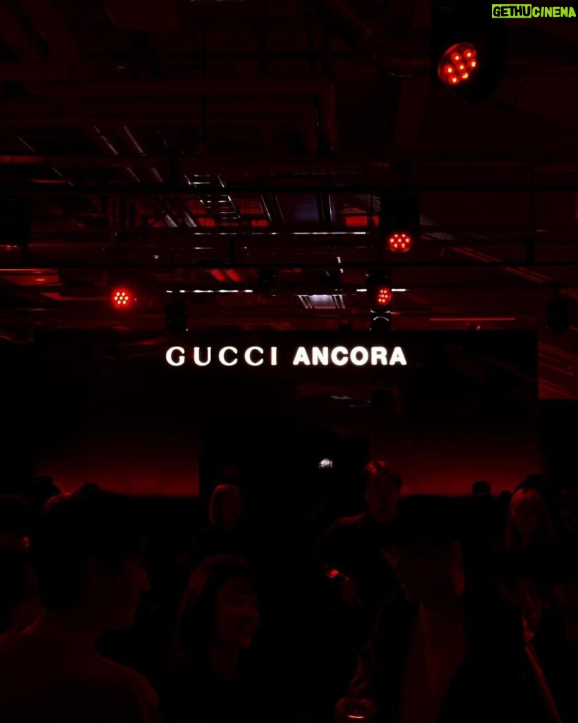 Dori Sakurada Instagram - GUCCI GUCCIの新クリエイティブ・ディレクターサバト・デ・サルノ氏のデビューコレクションがついにローンチされます✨ 国立競技場の屋内練習トラックで行われた新たなチャプターを迎えるGUCCIの一夜限りのスペシャルなイベントに参加しました！ 『Gucci Ancora』と名付けて発表されたそのコレクションは、「ancora – もう一度、もっと、ファッションに恋をしよう」というメッセージが込められており、会場はRosso Ancoraカラーで彩られ、新しいGUCCIの始まりを皆で祝っているようでした✨ そして3月2日から期間限定で表参道にて、『Gucci Ancora』の世界観をより体験することができる『GUCCI ANCORA POP-UP GALLERY』が開催されます！ GUCCIが探求するファッションとアートの対話をVRで体験できるエリアや、GUCCIのロゴラテアート入りオリジナルドリンクの販売もありました！ Gucci Ancora限定ポストカードも配布されます✨ こちらは3月2日から3月7日まで表参道キャットストリートのギャラリーにて開催されます✨ 今日はGUCCIのスペシャルなイベントに招待された沢山の方に会えてすごく刺激的で楽しい夜でした🤝 @Gucci @sabatods #GucciAncora #GucciSS24 #PR