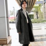 Dori Sakurada Instagram – FENDI

まだ寒いのでやっぱりコート🧥

着てるのはフェンディのブラックレザー オーバーコート！
ブラックレザーにステッチの明るい糸が良いコントラストになってて、レザーコートなのに重すぎる印象にならないのが素敵です✨
シルエットはストレートでシングルブレストコートなので前を閉めても窮屈感なく着ることができて最高です！
素材のイメージをデザインで自由に変えて楽しめて、この春のファッションの振り幅が増えて幸せです🌟
今日は東京は風が強かったので、皆さんも温かくなるまで、お気に入りのコートに頼って過ごしましょうね🫶

@FENDI #fendi #PR