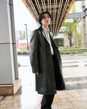 Dori Sakurada Instagram - FENDI

まだ寒いのでやっぱりコート🧥

着てるのはフェンディのブラックレザー オーバーコート！
ブラックレザーにステッチの明るい糸が良いコントラストになってて、レザーコートなのに重すぎる印象にならないのが素敵です✨
シルエットはストレートでシングルブレストコートなので前を閉めても窮屈感なく着ることができて最高です！
素材のイメージをデザインで自由に変えて楽しめて、この春のファッションの振り幅が増えて幸せです🌟
今日は東京は風が強かったので、皆さんも温かくなるまで、お気に入りのコートに頼って過ごしましょうね🫶

@FENDI #fendi #PR