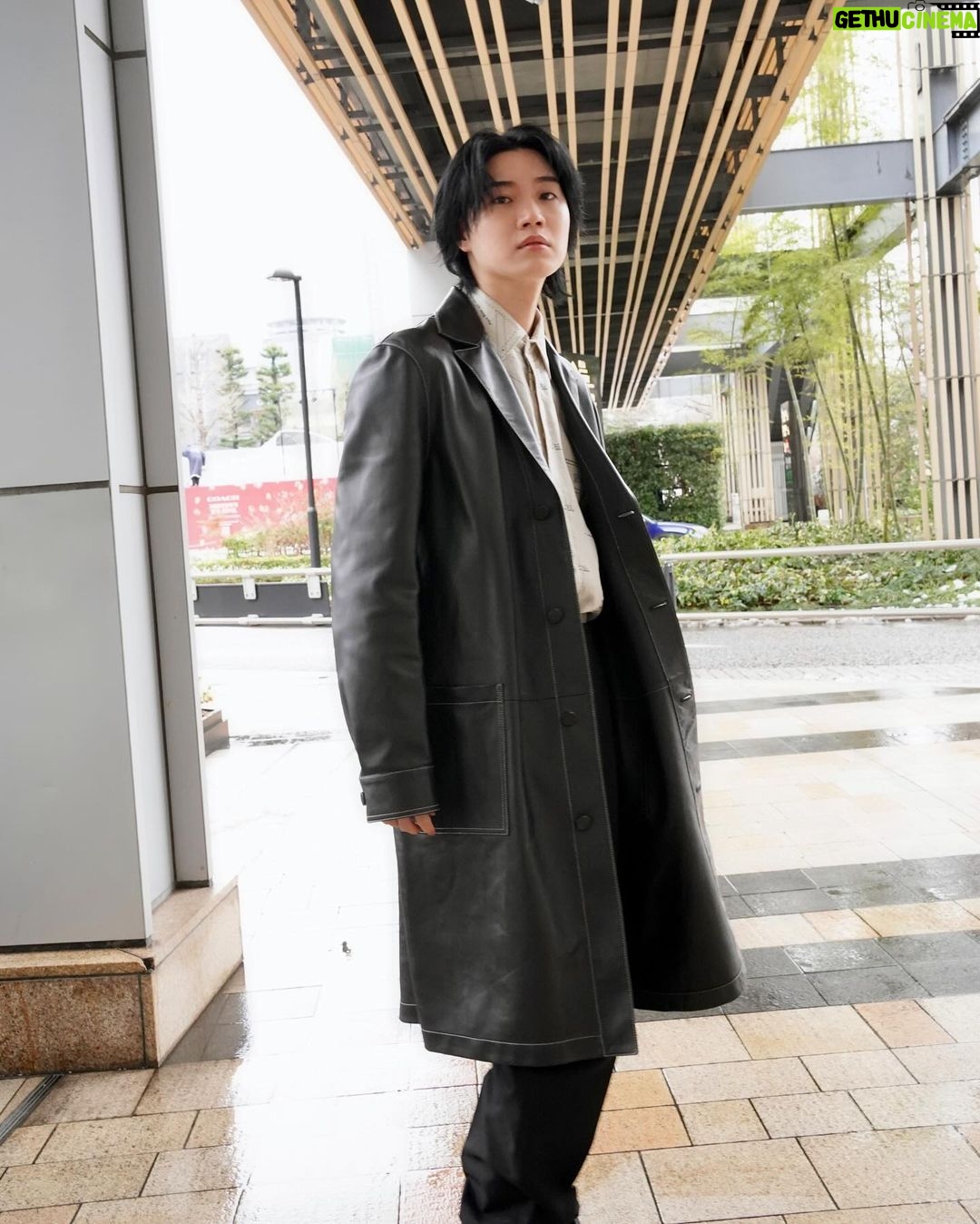 Dori Sakurada - 76.8K Likes - FENDI
まだ寒いのでやっぱりコート🧥
着てるのはフェンディのブラックレザー オーバーコート!
ブラックレザーにステッチの明るい糸が良いコントラストになってて、レザーコートなのに重すぎる印象にならないのが素敵です✨
シルエットはストレートでシングルブレストコートなので前を閉めても窮屈感なく着ることができて最高です!
素材のイメージをデザインで自由に変えて楽しめて、この春のファッションの振り幅が増えて幸せです🌟
今日は東京は風が強かったので、皆さんも温かくなるまで、お気に入りのコートに頼って過ごしましょうね🫶
@FENDI #fendi #PR