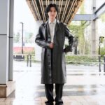 Dori Sakurada Instagram – FENDI

まだ寒いのでやっぱりコート🧥

着てるのはフェンディのブラックレザー オーバーコート！
ブラックレザーにステッチの明るい糸が良いコントラストになってて、レザーコートなのに重すぎる印象にならないのが素敵です✨
シルエットはストレートでシングルブレストコートなので前を閉めても窮屈感なく着ることができて最高です！
素材のイメージをデザインで自由に変えて楽しめて、この春のファッションの振り幅が増えて幸せです🌟
今日は東京は風が強かったので、皆さんも温かくなるまで、お気に入りのコートに頼って過ごしましょうね🫶

@FENDI #fendi #PR