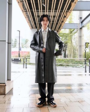 Dori Sakurada Instagram - FENDI

まだ寒いのでやっぱりコート🧥

着てるのはフェンディのブラックレザー オーバーコート！
ブラックレザーにステッチの明るい糸が良いコントラストになってて、レザーコートなのに重すぎる印象にならないのが素敵です✨
シルエットはストレートでシングルブレストコートなので前を閉めても窮屈感なく着ることができて最高です！
素材のイメージをデザインで自由に変えて楽しめて、この春のファッションの振り幅が増えて幸せです🌟
今日は東京は風が強かったので、皆さんも温かくなるまで、お気に入りのコートに頼って過ごしましょうね🫶

@FENDI #fendi #PR