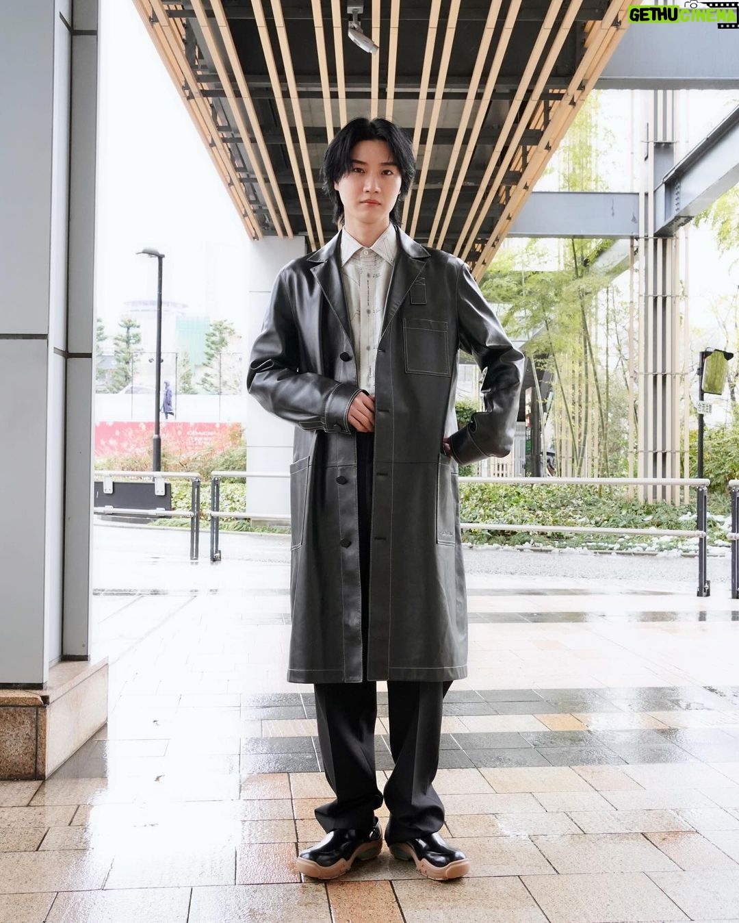 Dori Sakurada - 76.8K Likes - FENDI
まだ寒いのでやっぱりコート🧥
着てるのはフェンディのブラックレザー オーバーコート!
ブラックレザーにステッチの明るい糸が良いコントラストになってて、レザーコートなのに重すぎる印象にならないのが素敵です✨
シルエットはストレートでシングルブレストコートなので前を閉めても窮屈感なく着ることができて最高です!
素材のイメージをデザインで自由に変えて楽しめて、この春のファッションの振り幅が増えて幸せです🌟
今日は東京は風が強かったので、皆さんも温かくなるまで、お気に入りのコートに頼って過ごしましょうね🫶
@FENDI #fendi #PR