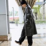 Dori Sakurada Instagram – FENDI

まだ寒いのでやっぱりコート🧥

着てるのはフェンディのブラックレザー オーバーコート！
ブラックレザーにステッチの明るい糸が良いコントラストになってて、レザーコートなのに重すぎる印象にならないのが素敵です✨
シルエットはストレートでシングルブレストコートなので前を閉めても窮屈感なく着ることができて最高です！
素材のイメージをデザインで自由に変えて楽しめて、この春のファッションの振り幅が増えて幸せです🌟
今日は東京は風が強かったので、皆さんも温かくなるまで、お気に入りのコートに頼って過ごしましょうね🫶

@FENDI #fendi #PR