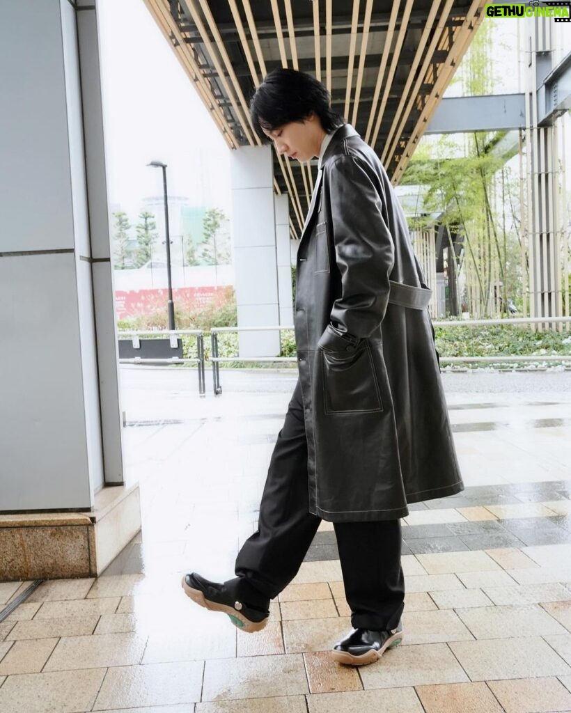 Dori Sakurada Instagram - FENDI まだ寒いのでやっぱりコート🧥 着てるのはフェンディのブラックレザー オーバーコート！ ブラックレザーにステッチの明るい糸が良いコントラストになってて、レザーコートなのに重すぎる印象にならないのが素敵です✨ シルエットはストレートでシングルブレストコートなので前を閉めても窮屈感なく着ることができて最高です！ 素材のイメージをデザインで自由に変えて楽しめて、この春のファッションの振り幅が増えて幸せです🌟 今日は東京は風が強かったので、皆さんも温かくなるまで、お気に入りのコートに頼って過ごしましょうね🫶 @FENDI #fendi #PR