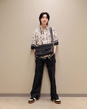 Dori Sakurada Instagram - FENDI

フェンディのセレリア バゲット マキシ！
バゲットの大きめシリーズ好きです☺️
このブラックのカーブレザーも大好きな雰囲気です✨

そしてもうすぐ春夏の服の出番ですね😌
日焼けには気をつけたいけど、早く軽やかな服で遠出でもしたいなー！
バゲット マキシにしっかり荷物を詰めて仲間とどこか遊びに行きたいです👜

皆さんは今年の夏は何かしたいことありますか？☀️

@FENDI #fendi #PR