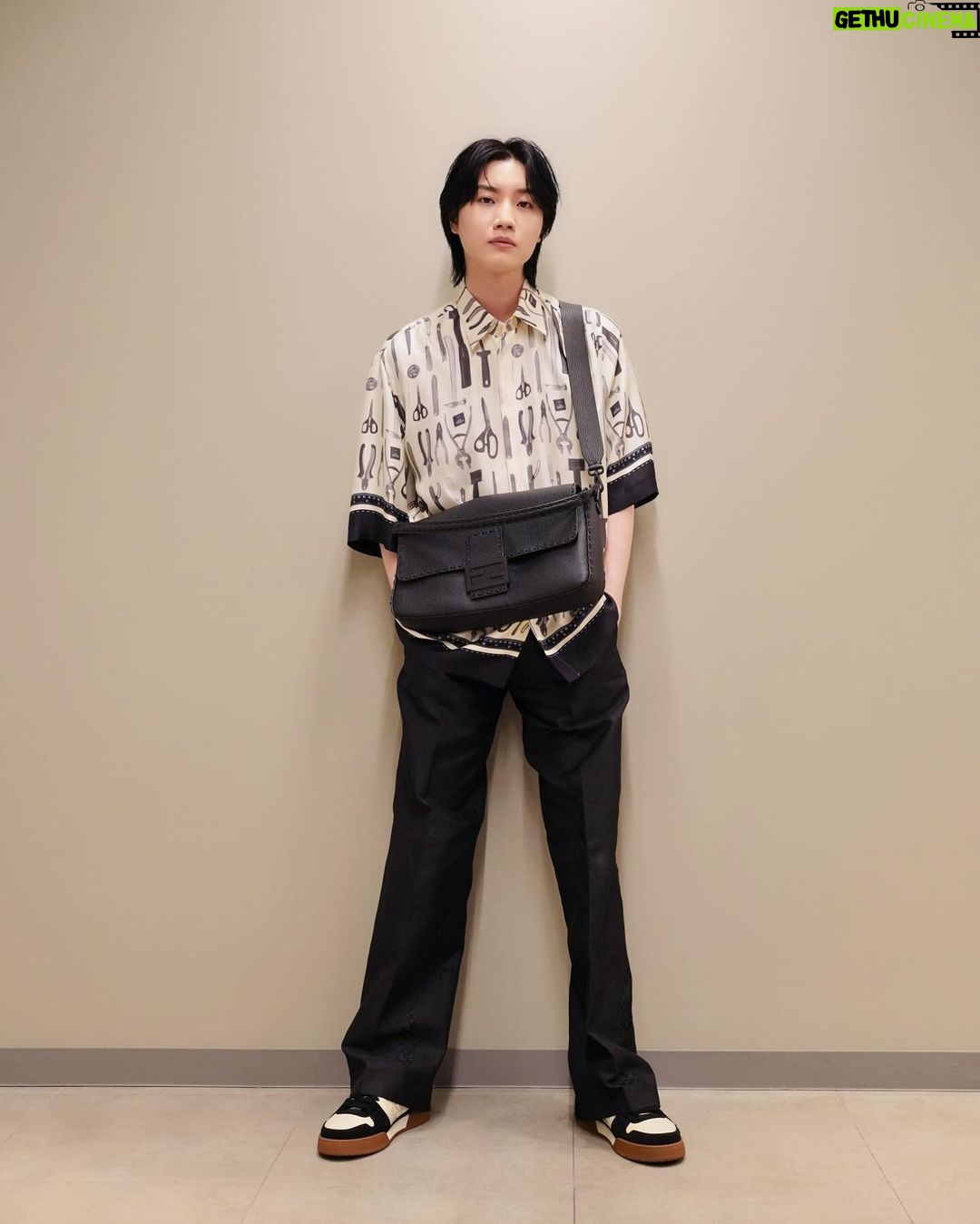 Dori Sakurada - 66K Likes - FENDI
フェンディのセレリア バゲット マキシ!
バゲットの大きめシリーズ好きです☺️
このブラックのカーブレザーも大好きな雰囲気です✨
そしてもうすぐ春夏の服の出番ですね😌
日焼けには気をつけたいけど、早く軽やかな服で遠出でもしたいなー!
バゲット マキシにしっかり荷物を詰めて仲間とどこか遊びに行きたいです👜
皆さんは今年の夏は何かしたいことありますか?☀️
@FENDI #fendi #PR