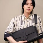 Dori Sakurada Instagram - FENDI フェンディのセレリア バゲット マキシ！ バゲットの大きめシリーズ好きです☺️ このブラックのカーブレザーも大好きな雰囲気です✨ そしてもうすぐ春夏の服の出番ですね😌 日焼けには気をつけたいけど、早く軽やかな服で遠出でもしたいなー！ バゲット マキシにしっかり荷物を詰めて仲間とどこか遊びに行きたいです👜 皆さんは今年の夏は何かしたいことありますか？☀️ @FENDI #fendi #PR