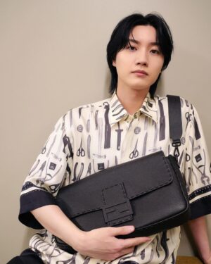 Dori Sakurada Instagram - FENDI

フェンディのセレリア バゲット マキシ！
バゲットの大きめシリーズ好きです☺️
このブラックのカーブレザーも大好きな雰囲気です✨

そしてもうすぐ春夏の服の出番ですね😌
日焼けには気をつけたいけど、早く軽やかな服で遠出でもしたいなー！
バゲット マキシにしっかり荷物を詰めて仲間とどこか遊びに行きたいです👜

皆さんは今年の夏は何かしたいことありますか？☀️

@FENDI #fendi #PR