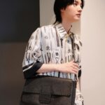 Dori Sakurada Instagram - FENDI フェンディのセレリア バゲット マキシ！ バゲットの大きめシリーズ好きです☺️ このブラックのカーブレザーも大好きな雰囲気です✨ そしてもうすぐ春夏の服の出番ですね😌 日焼けには気をつけたいけど、早く軽やかな服で遠出でもしたいなー！ バゲット マキシにしっかり荷物を詰めて仲間とどこか遊びに行きたいです👜 皆さんは今年の夏は何かしたいことありますか？☀️ @FENDI #fendi #PR