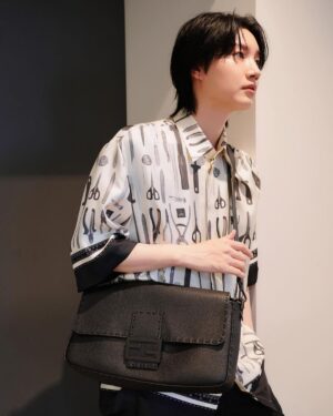 Dori Sakurada Instagram - FENDI

フェンディのセレリア バゲット マキシ！
バゲットの大きめシリーズ好きです☺️
このブラックのカーブレザーも大好きな雰囲気です✨

そしてもうすぐ春夏の服の出番ですね😌
日焼けには気をつけたいけど、早く軽やかな服で遠出でもしたいなー！
バゲット マキシにしっかり荷物を詰めて仲間とどこか遊びに行きたいです👜

皆さんは今年の夏は何かしたいことありますか？☀️

@FENDI #fendi #PR