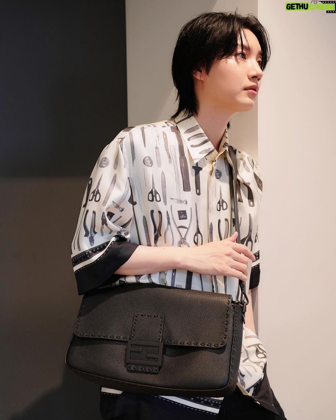 Dori Sakurada - 66K Likes - FENDI
フェンディのセレリア バゲット マキシ!
バゲットの大きめシリーズ好きです☺️
このブラックのカーブレザーも大好きな雰囲気です✨
そしてもうすぐ春夏の服の出番ですね😌
日焼けには気をつけたいけど、早く軽やかな服で遠出でもしたいなー!
バゲット マキシにしっかり荷物を詰めて仲間とどこか遊びに行きたいです👜
皆さんは今年の夏は何かしたいことありますか?☀️
@FENDI #fendi #PR